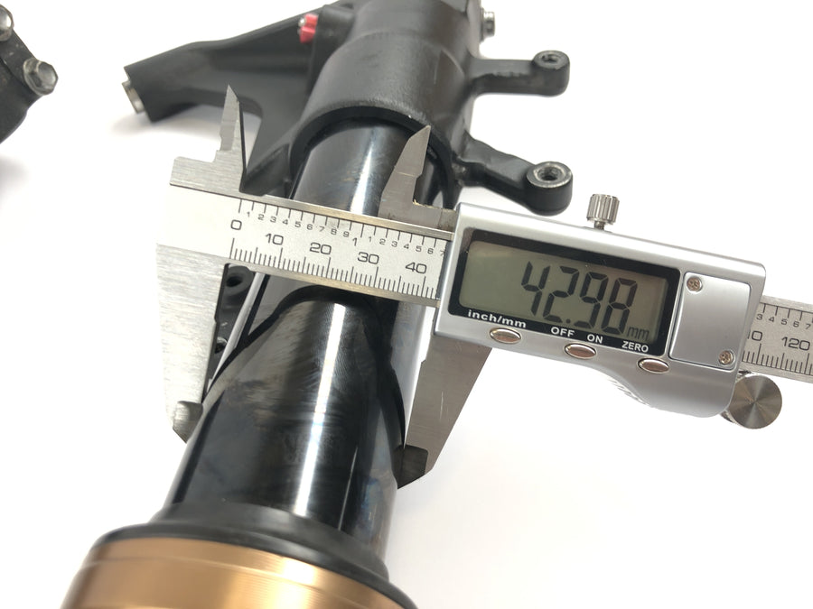 Suzuki GSX R 1000 WVB6 K6 [2006] - Teleskopická vidlice upside down přední vidlice s osou