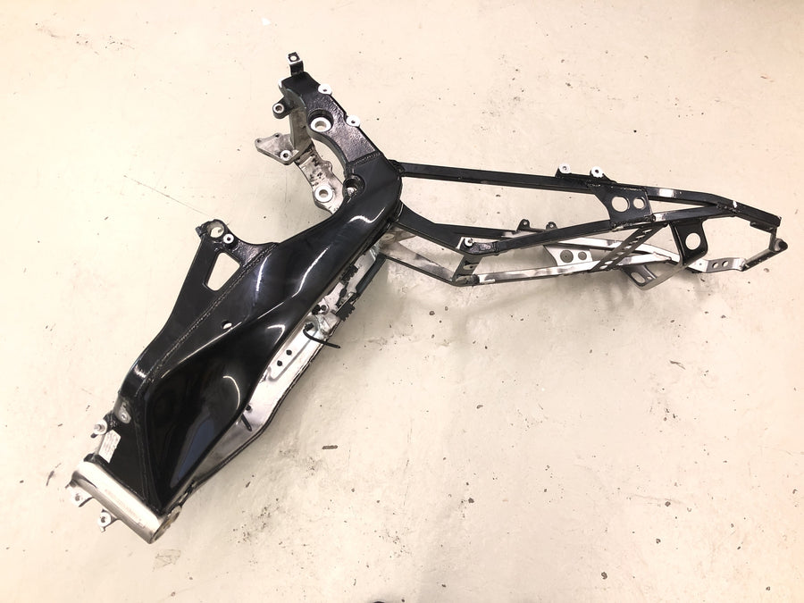 Yamaha YZF R1 RN04 [2001] - Rám hlavního rámu podvozku s papíry