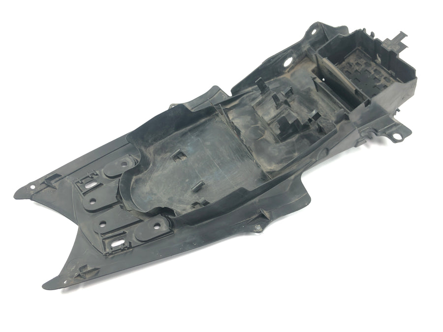 Suzuki GSX R 1000 WVBZ K3 [2003] - Kapota zadního rámu, vnitřní kapotáž, box na baterie