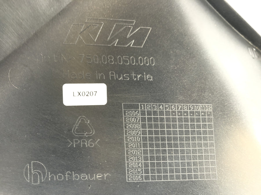 KTM 690 SM Prestige [2007] - Boční opláštění levého obložení vlevo.