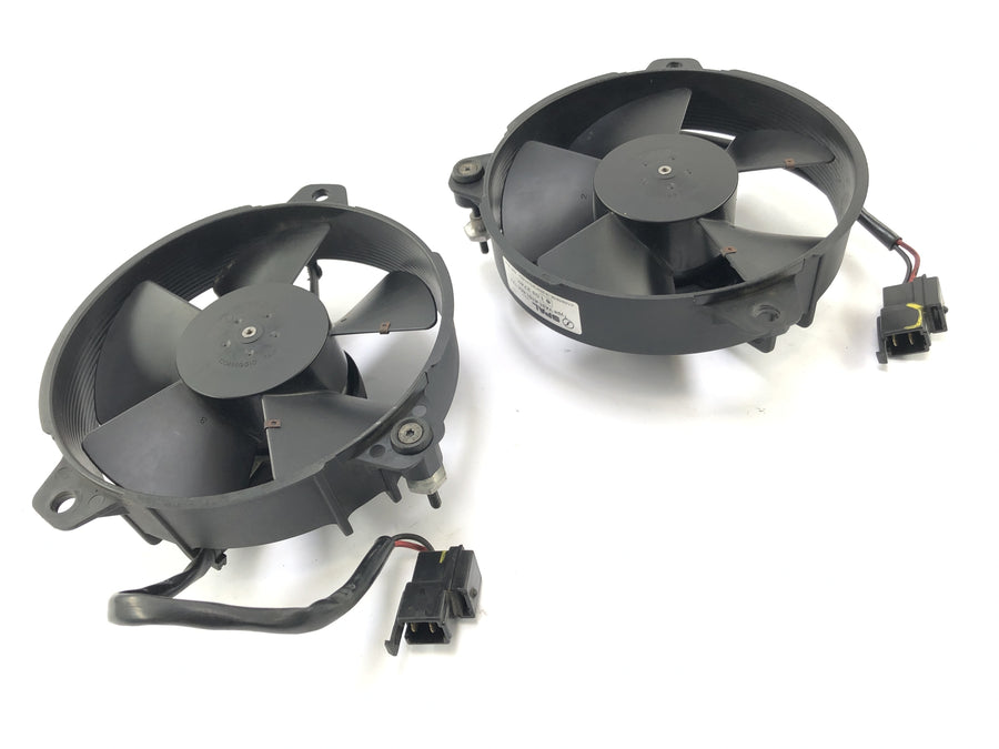 Aprilia RSV4 1000 [2010] - pár ventilátorů radiátoru