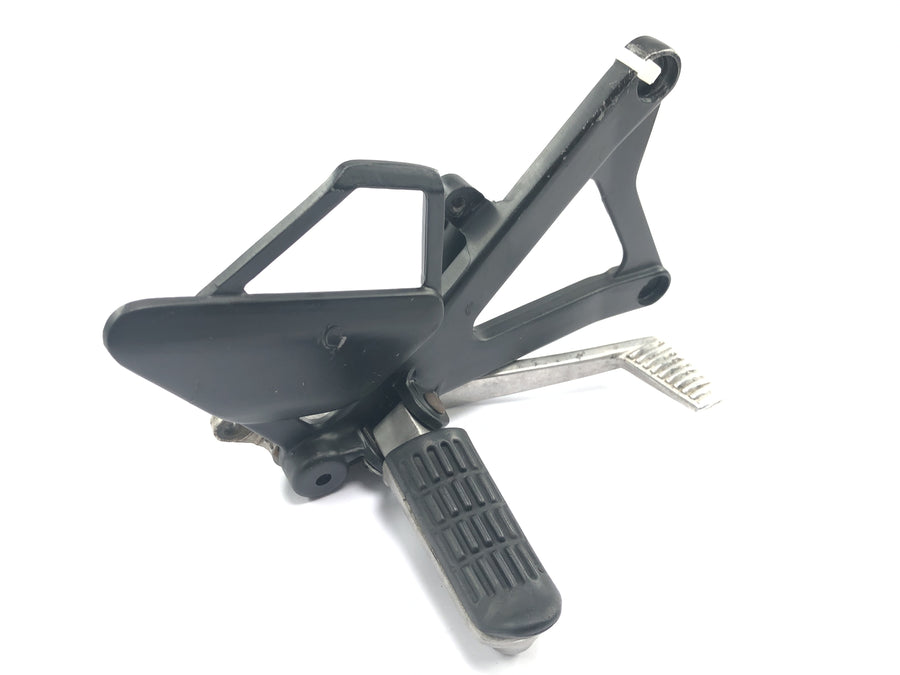 Honda NSR 125 JC20 [1991] - Systém opěrky nohou, pravá opěrka nohou řidiče s brzdovým pedálem