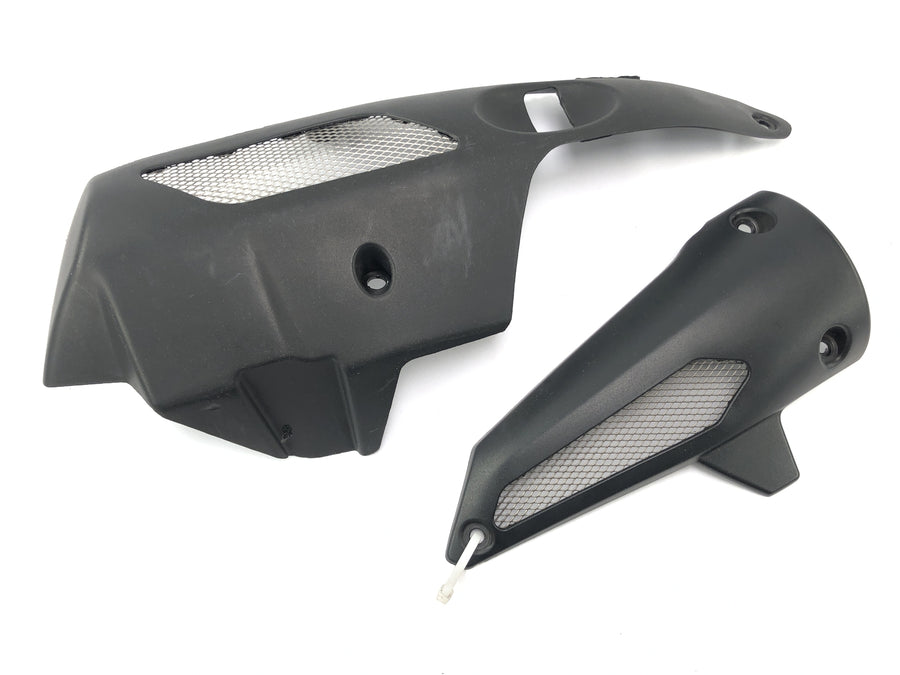 Moto Guzzi Stelvio 1200 4V [2009] - Oplácení ventilační mřížky boční části vzduchu vpravo a doleva