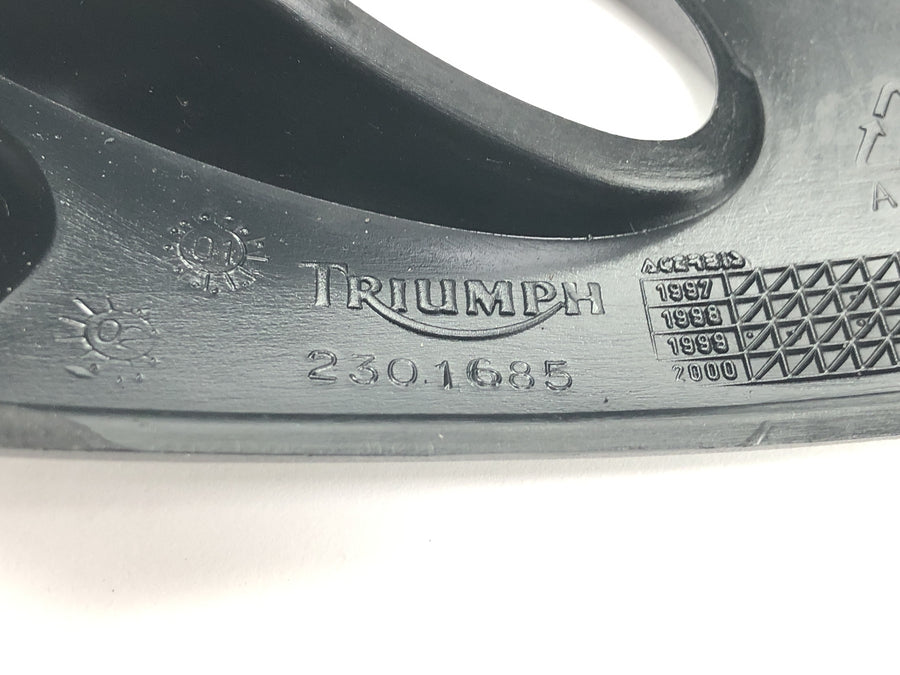 Triumph Tiger 955i 709EN [2003] - Držák blinkru přední kapotáž boční kryt