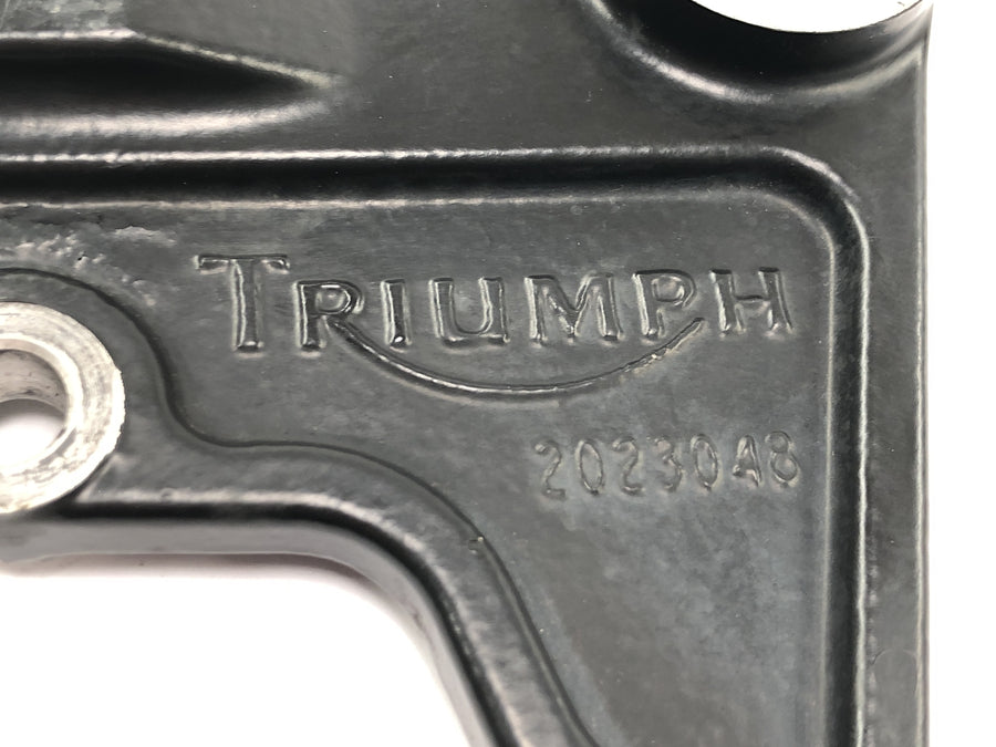 Triumph Bonneville T100 986MF [2012] - Uchycení třmenu kotvy zadní brzdy