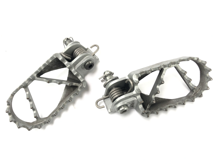 KTM 690 SM Prestige [2007] - Footrests's Driver's Footrest vlevo a vpravo