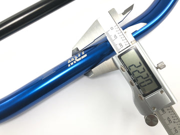 Yamaha DT 125 R DE03 [2000] - Příčka řídítek hliníková modrá zesílená příčná vzpěra - 0