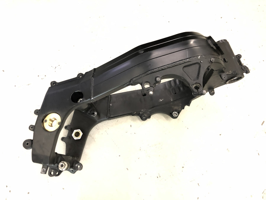 Suzuki GSX R 1000 WVBZ K3 [2003] - Rám s papírovým hlavním rámem