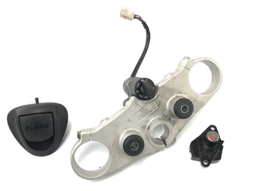 KTM 690 SM Prestige [2007] - Fork Bridge nahoře s krytem zámku zapalování zapalování