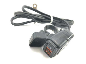 Yamaha XV 1600 Wild Star VP08 [2002] - USB nabíjecí zásuvka dvojitá USB zásuvka