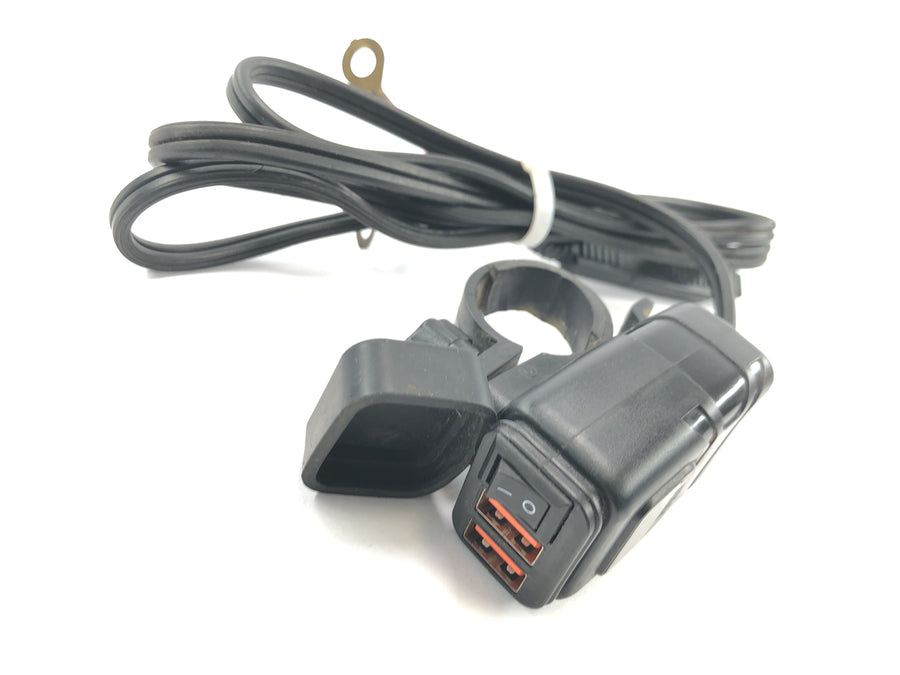Yamaha XV 1600 Wild Star VP08 [2002] - USB nabíjecí zásuvka dvojitá USB zásuvka