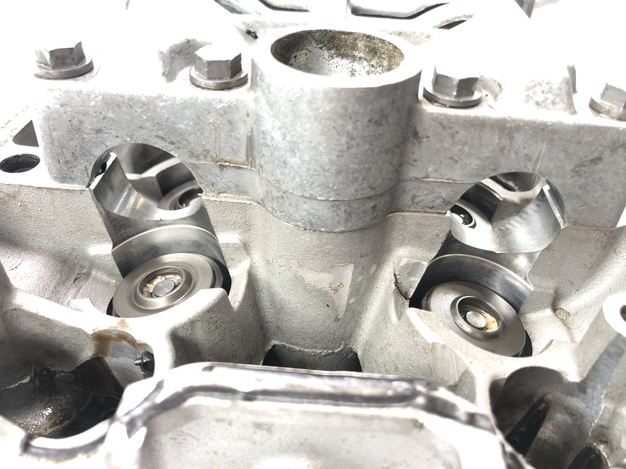 Triumph Daytona 955i T595N [2003] - Hlava motoru hlavy hlavy hlavy válce