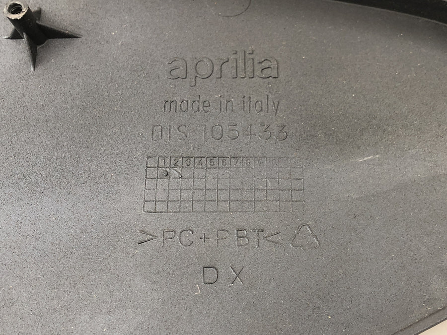 Aprilia RST 1000 FUTURA [2002] - Boční opláštění na levé straně panelu sedadla