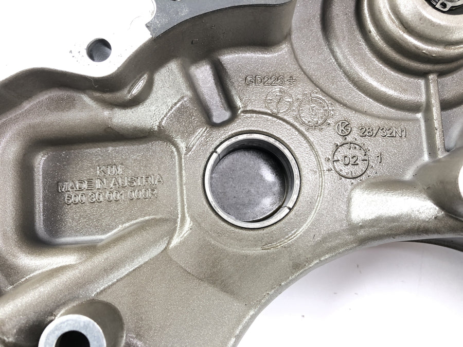 KTM 950 SM LC8 [2008] - Korpingová víka uvnitř motorského víka motoru vodního čerpadla vpravo