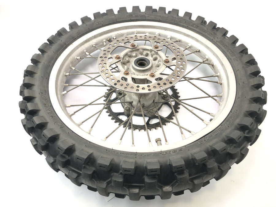 Yamaha YZ 426 F [2000] - zadní paprsková pneumatika na ráfku zadního kola s brzdovým kotoučem a řetězovým kolem