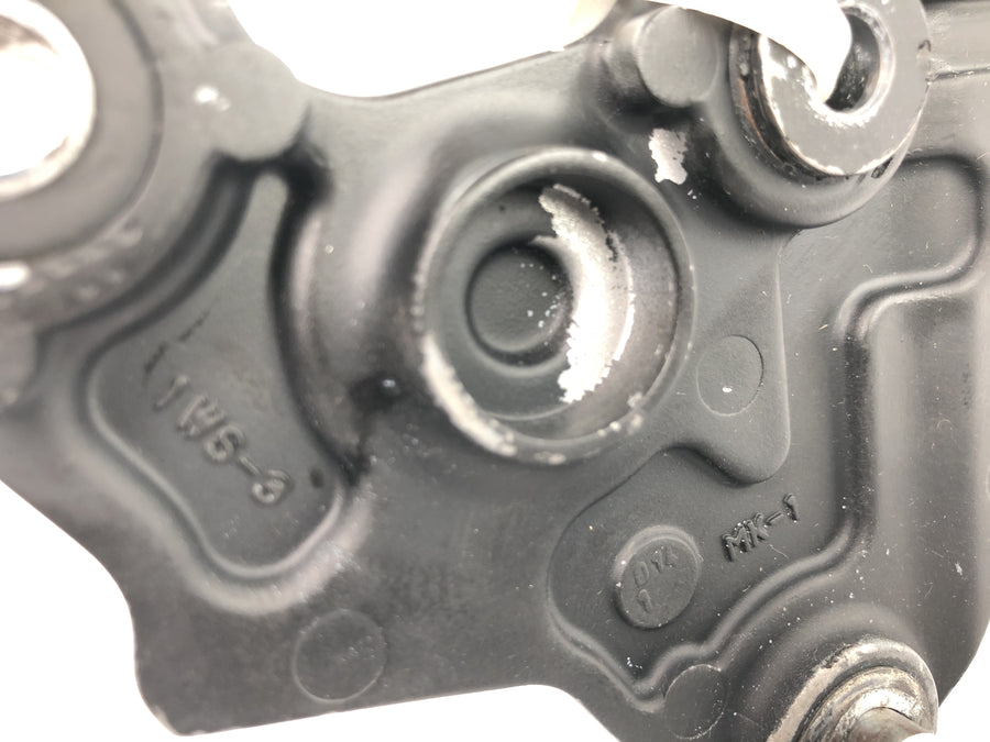 Yamaha MT07 RM04 [2014] - stupačka řidiče s držákem na pravé stupačce