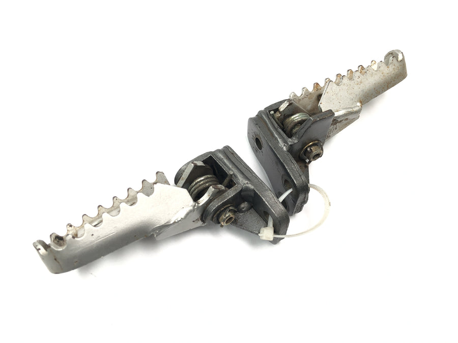 Husqvarna TE 610 E Dual H7 [1999] - Pár stupaček řidiče s pružinovým mechanismem