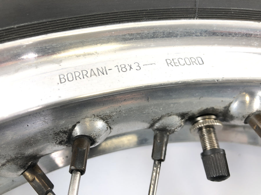 Moto Guzzi V7 Special [1971] - paprskové kolo předního ráfku Borrani 18 x 3"