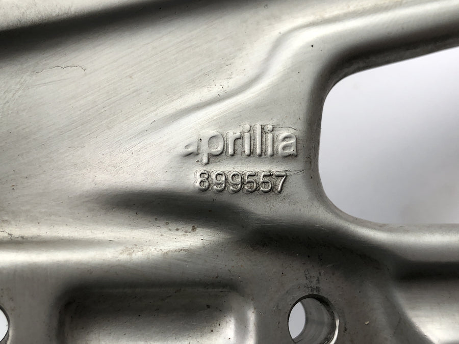 Aprilia RS 125 TW [2017] - Systém opěrky nohou Opěrka nohou řidiče s držákem vpředu vpravo