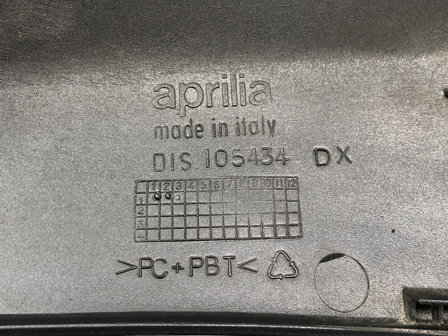 Aprilia RST 1000 FUTURA [2002] - Oplášťování sedadel v zadní části levého zadního pláště