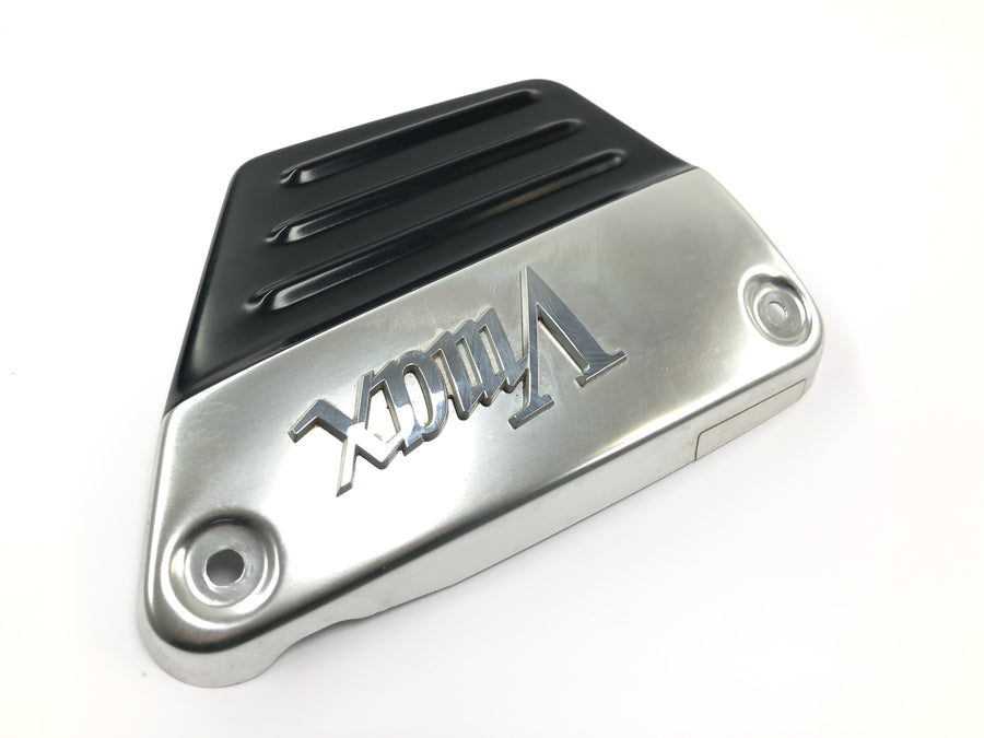 Yamaha V Max 1200 2LT [1998] - boční kryt bočního panelu levý kryt s emblémem Vmax