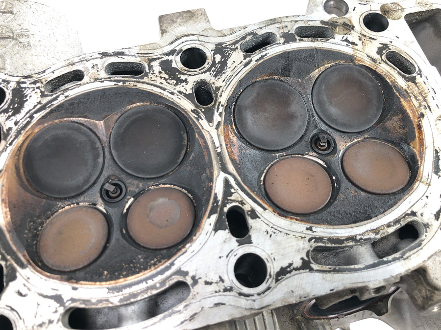 Suzuki GSX R 1000 WVBZ K3 [2003] - hlava válců motor hlava válců hlava ventilu