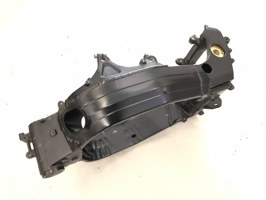 Suzuki GSX R 1000 WVBZ K3 [2003] - Rám s papírovým hlavním rámem