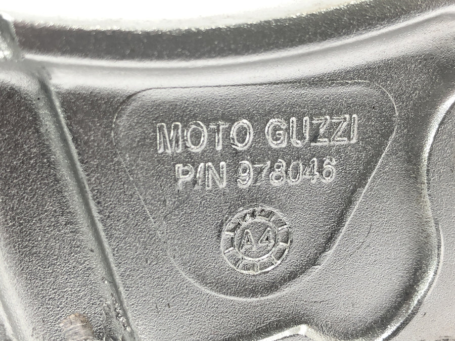 Moto Guzzi Stelvio 1200 8V [2016] - Systém opěrky nohou vpravo, opěrka nohou řidiče a opěrka nohou spolujezdce s držákem