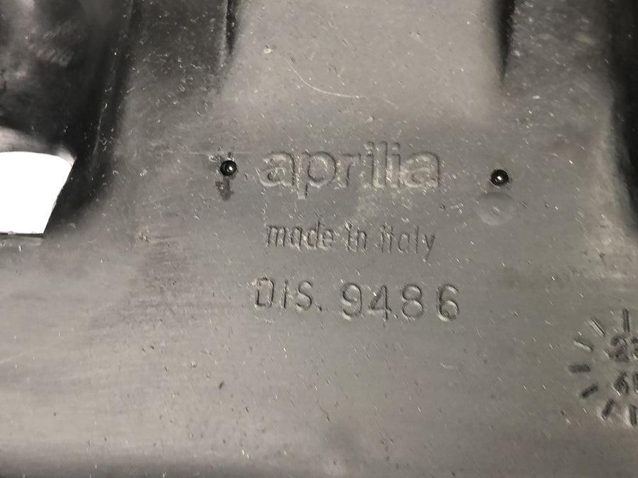 Aprilia RS 125 Extrema [1994] - Zadní spodní konstrukce, vnitřní panel, zadní držák SPZ zkrácen