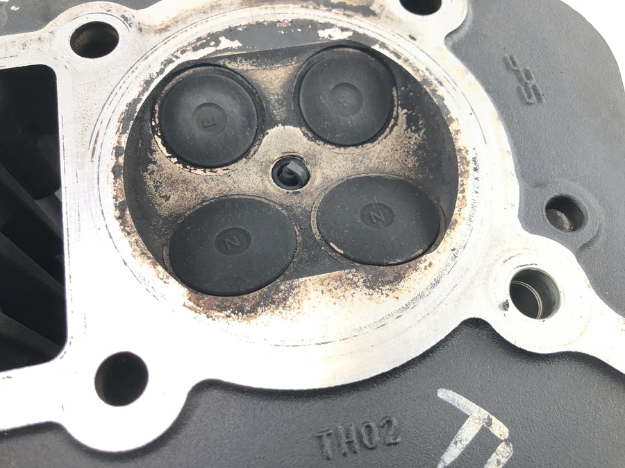 Triumph Bonneville T100 986MF [2012] - ovládání ventilu hlavy válců