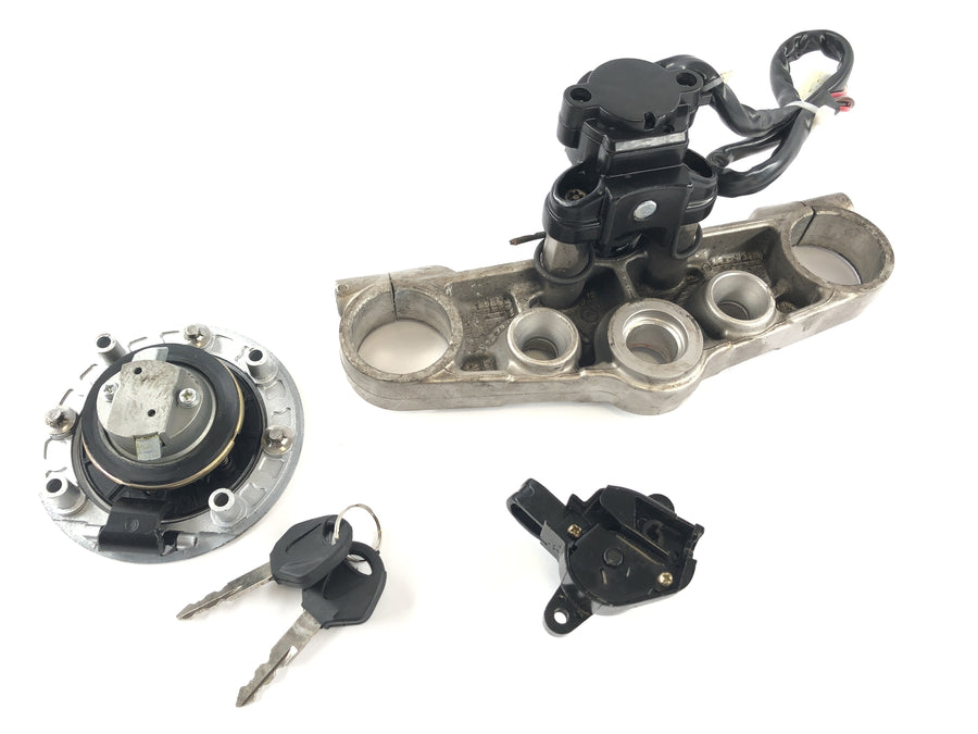 Suzuki GSF 1200 S Bandit WVA9 [2003] - Zámečník s mostem vidlice nad zámkem zapalovacího zámku