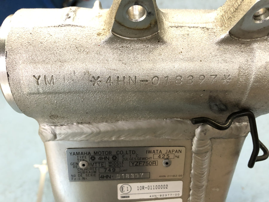 Yamaha YZF 750 R 4HN [1996] - rám s papíry