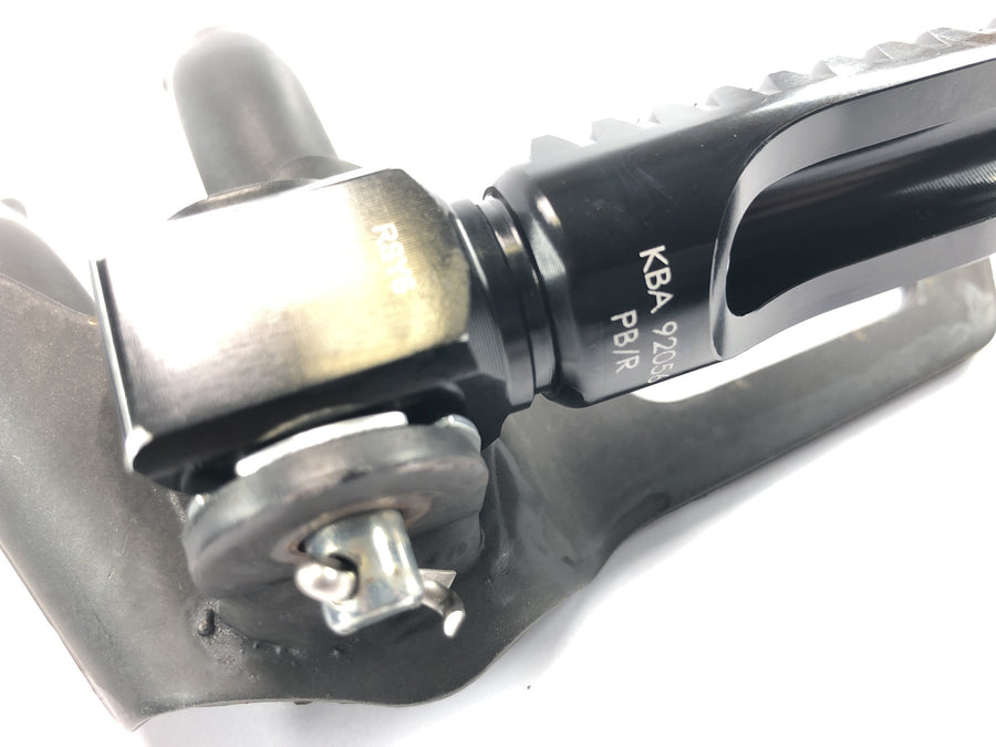 Yamaha MT 03 RM02 [2007] - Systém opěrky nohou držák opěrky nohou spolujezdce zadní pár