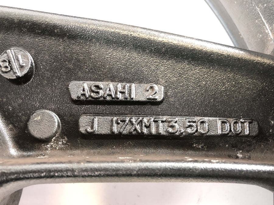 Kawasaki GPZ 1100 ZXT10E [1997] - ráfku předního kola před okrajem předního kola