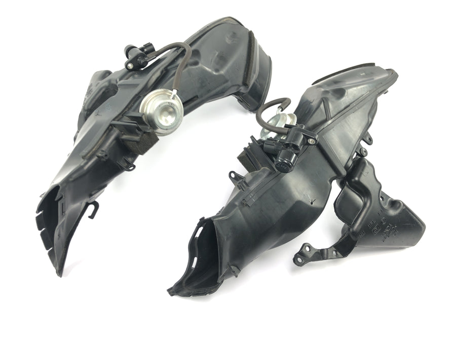 Honda CBR 1000 RR SC59 [2008] - Vzduchový kanál Ram-Air sací vzduchový kanál