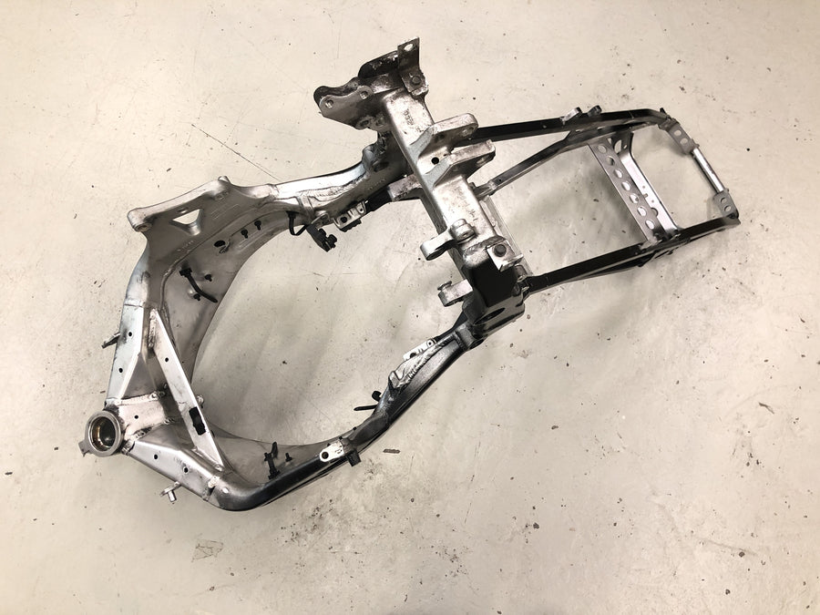 Yamaha YZF R1 RN04 [2001] - Rám hlavního rámu podvozku s papíry