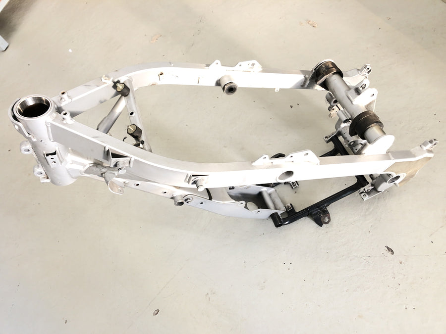 BMW F 650 GS R13 [2002] - rám s papíry