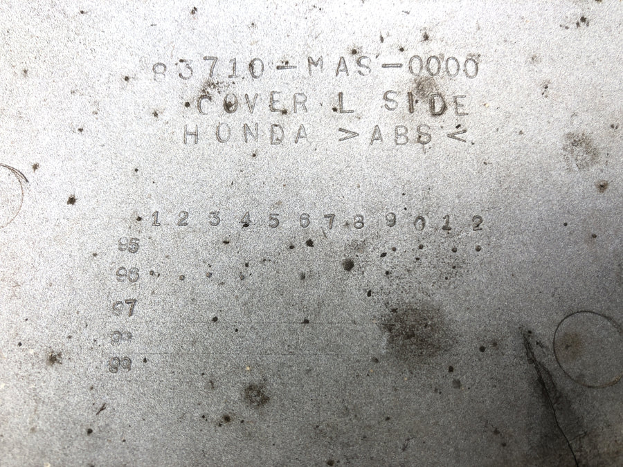 Honda CBR 900 RR SC28 [1994] - Zadní oplášťování na zadní straně levého pláště