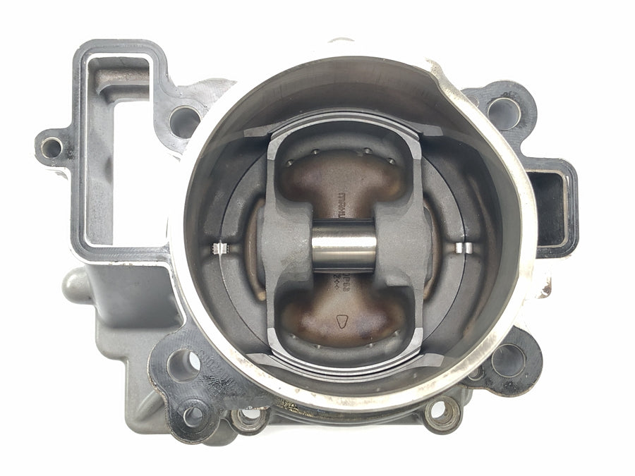 KTM 950 SM LC8 [2008] - válec s písty vpředu
