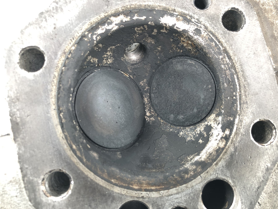Moto Guzzi V7 Special [1971] - hlava válců pravá hlava ventilu hlava motoru hlava válců