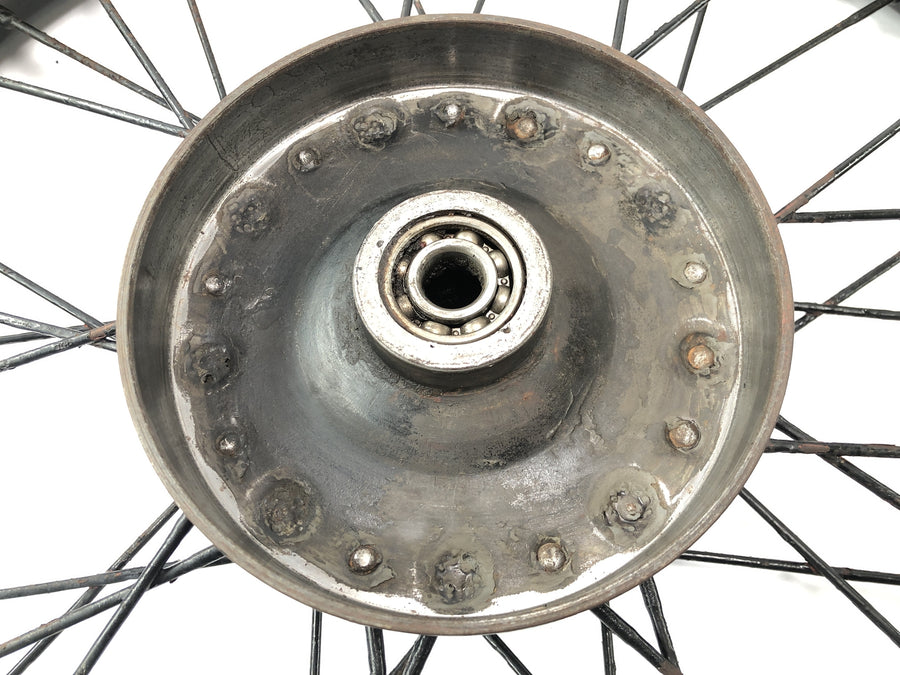 DKW NZ 250 [1938] - Přední kolo s paprsky a nábojem.