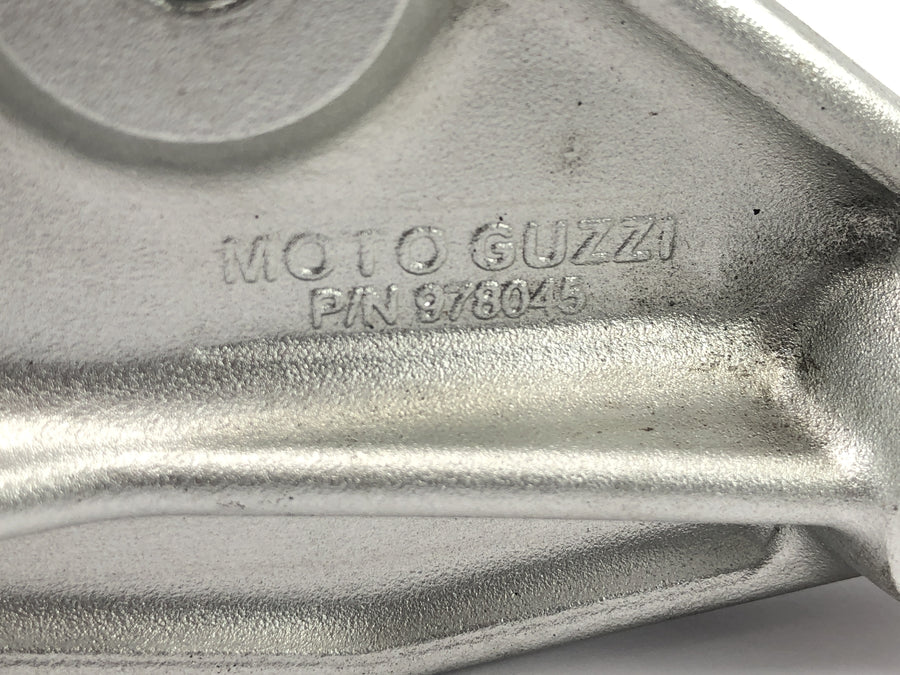 Moto Guzzi Stelvio 1200 8V [2016] - systém levé stupačky, stupačky řidiče a stupačky spolujezdce s držákem