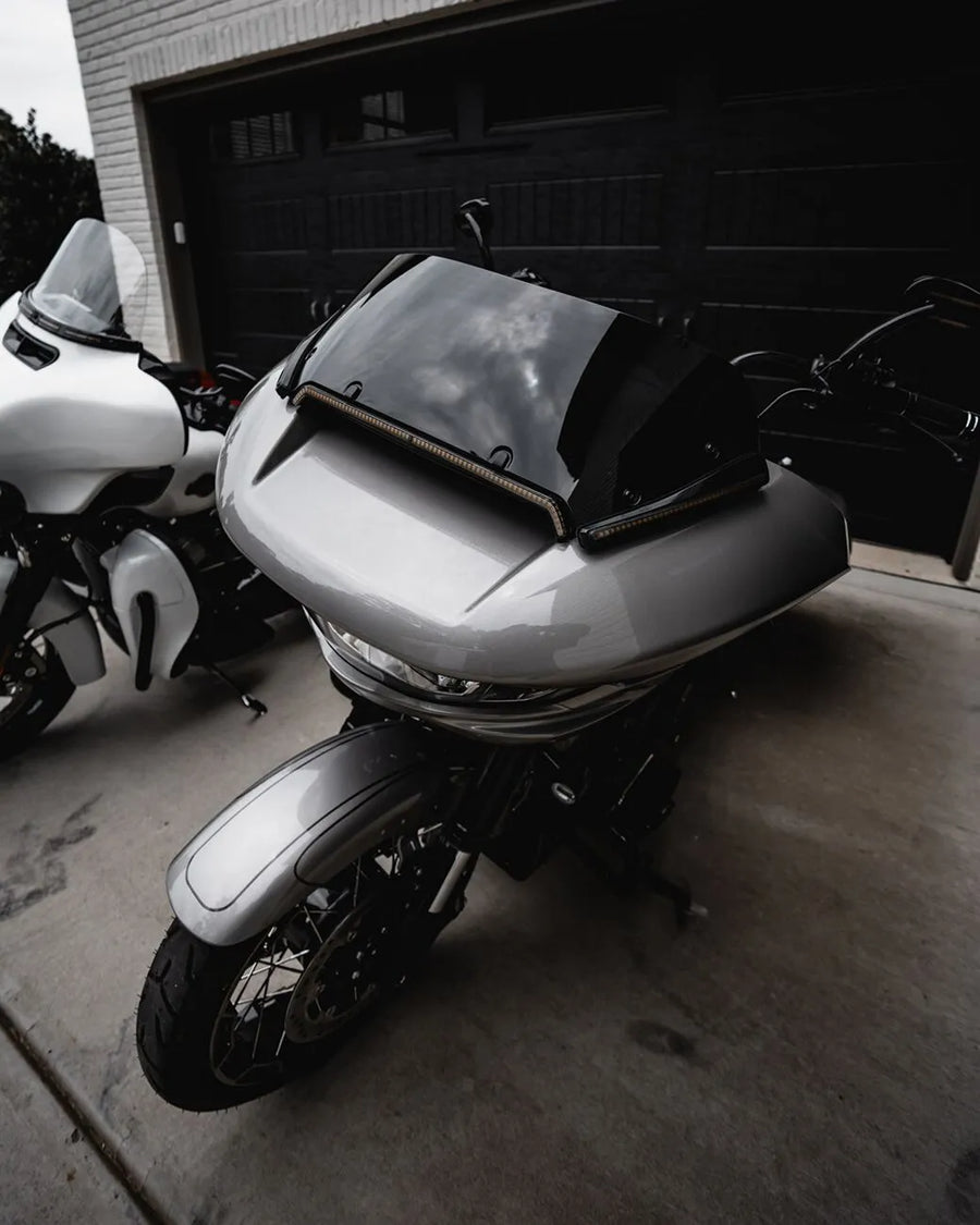 harley-davidson road glide [CUSTOM DYNAMICS] - LED lemování čelního skla se směrovkami