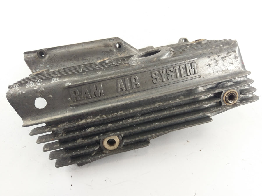 Suzuki GT 550 [1978] - víko vzduchu Ram Air na levé straně