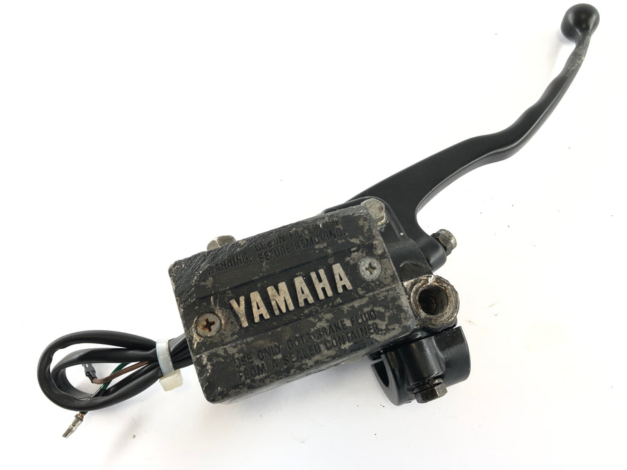 Yamaha XS 650 Type 447 [1975] - Ruční čerpadlo vpředu