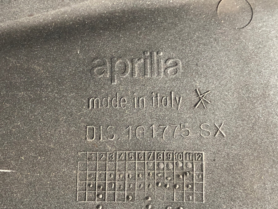 Aprilia Mille RSV 1000 ME [1999] - maskovací zadní plášť vlevo