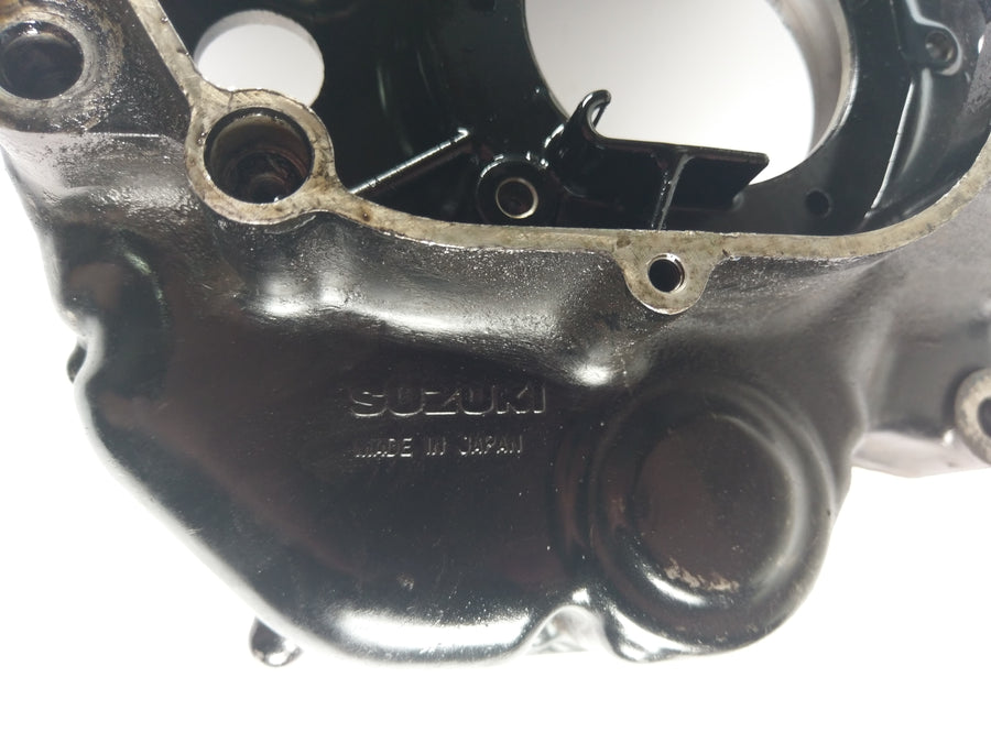 Suzuki DR 650 SP42B - Motor domy vpravo s bažinovým filtrem a vyvažovacím hřídelem