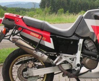 Honda XRV 750 Africa Twin [1990-1992] - Dopravce případů