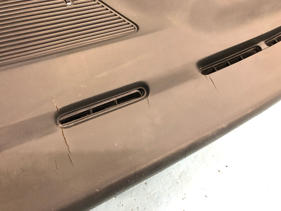 BMW M 535i E28 [1986] - Dashboard několik trhlin