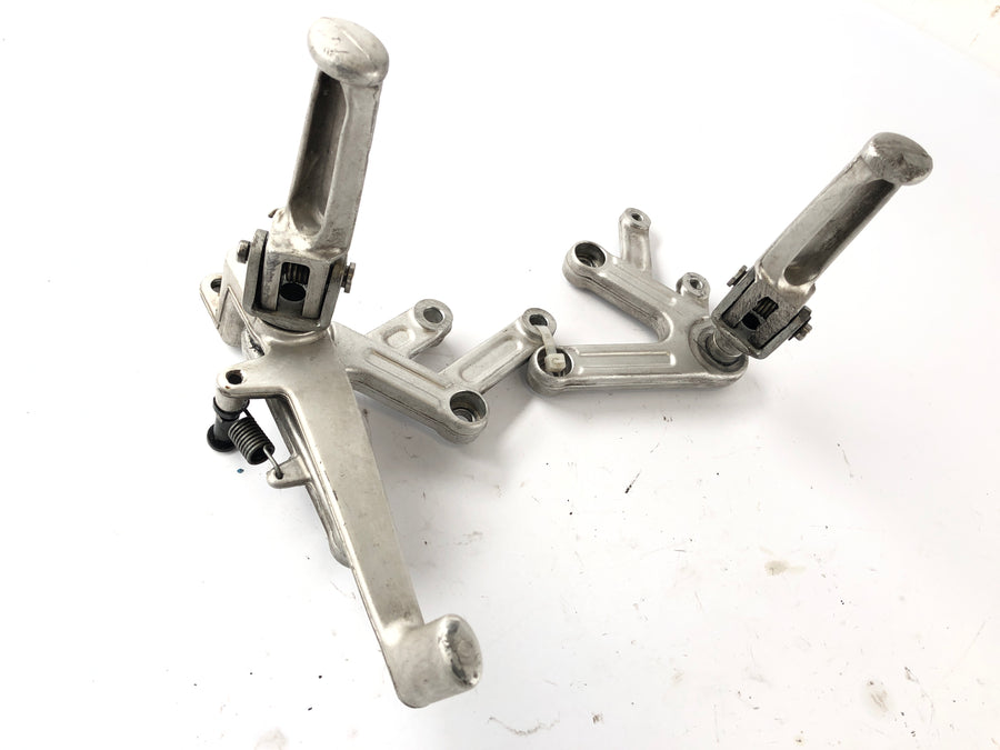 Triumph Speed ​​Triple T509 [1997] - Footrest's Driver's Footrests vlevo a vpravo s držákem